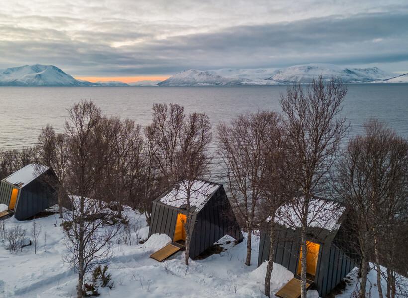 Hybriditaloja meren rannalla Pohjois-Norjassa