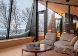 Aurora Lodge 2, oleskelutila suurilla maisemaikkunoilla