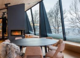 Hybriditalo Aurora Lodge 2, suuret maisemaikkunat ja takkatuli