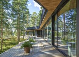 Bumerangi-hirsitalon suuret ikkunat