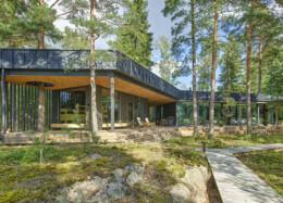 Bumerangi-hirsitalo sulautuu hyvin ympäröivään luontoon