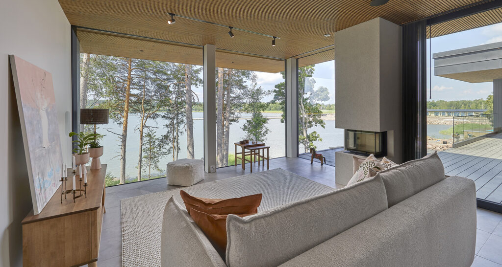 Cabin Havsstrand, olohuoneen ikkunoista on upeat näkymät merelle