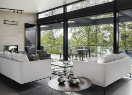 Modernin Villa Cubic hirsitalon olohuoneessa on suuret ikkunat