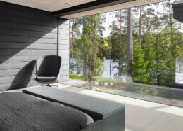 Hybriditalo Villa Luxin makuuhuoneessa on koko seinä lasia