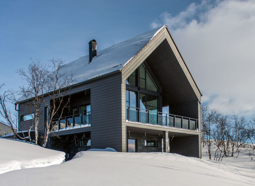Villa Kilpisjärvi, harjakattoinen moderni puutalo