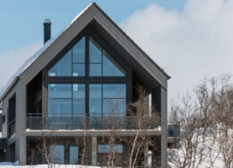 Villa Kilpisjärvi, harjakattoinen moderni puutalo