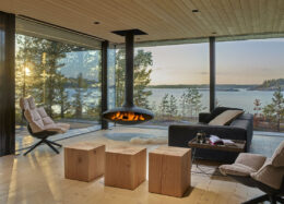Villa Kivi -huvilan olohuoneessa luonto on lähellä