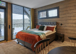Kurula´s Resortin hotellihuoneissa on hirsiseinät