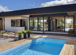Modernin Villa Naulankärki-puutalon uima-allas