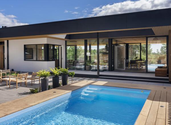 Modernin Villa Naulankärki-puutalon uima-allas