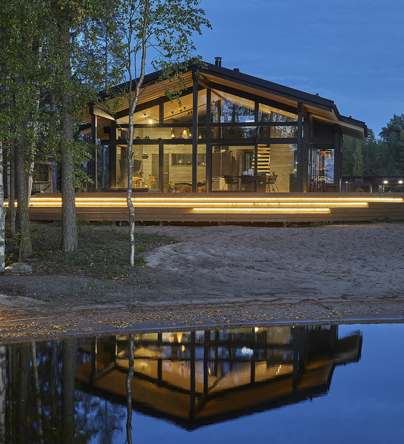 Moderni harjakattoinen Polar-hirsihuvila
