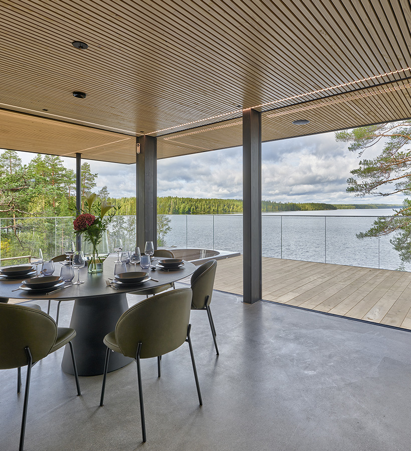 Villa Puukkoniemen suuret maisemaikkunat