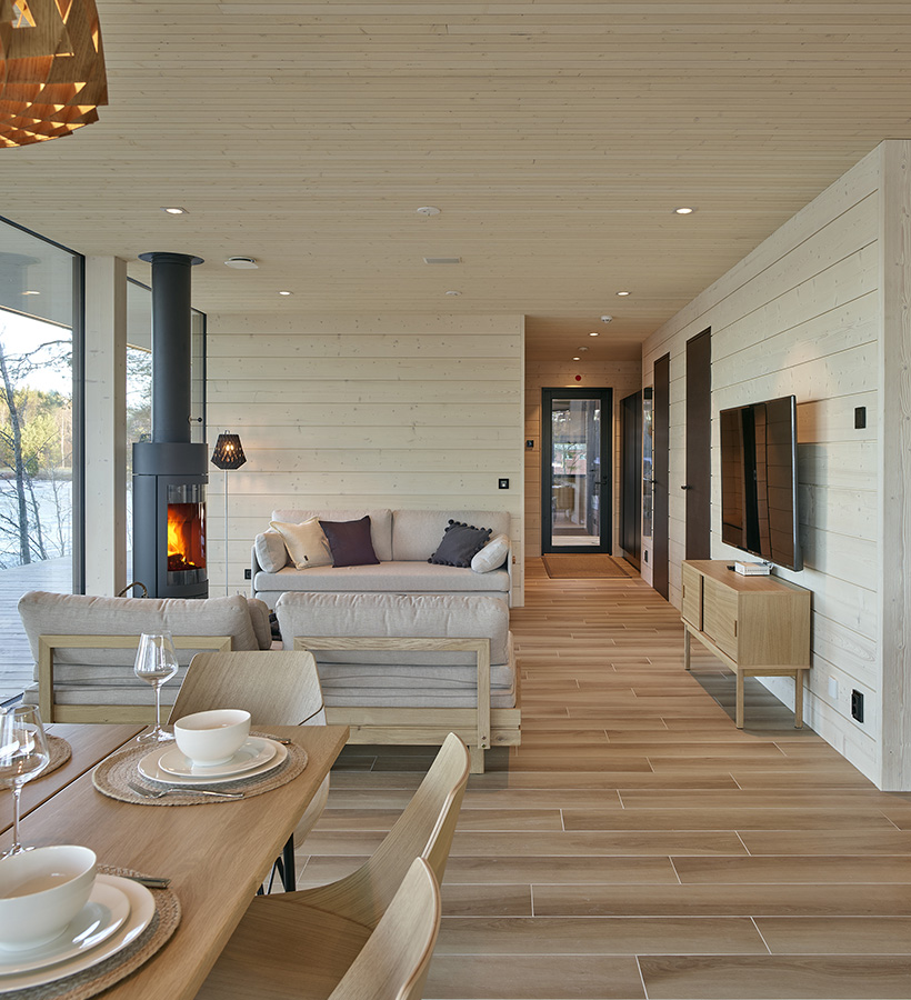Villa Puukkoniemen olohuoneessa on paljon laadukkaita vaaleita puupintoja.