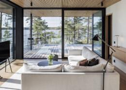 Modernin hirsihuvilan olohuone