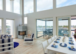 Moderni puutalo Villa Albatrossi, olohuone ja ruokailutila