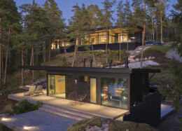 Huvilakokonaisuus Villa Havsvik sijaitsee jyrkässä rinteessä