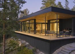 Villa Havsvik on moderni hirsihuvila meren rannalla