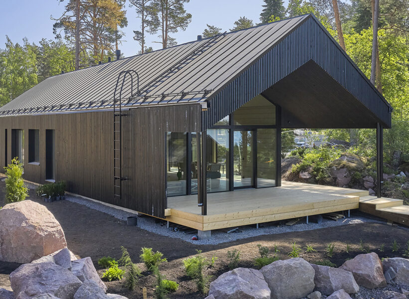 Harjakattoinen moderni hirsitalo Villa Havu