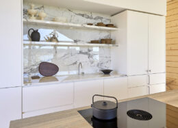 Modernin Villa Havu -hirsitalon vaalea keittiö