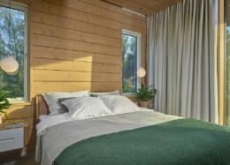 Villa Hirsi -talon makuuhuoneessa on runsaasti rauhoittavaa hirsipintaa