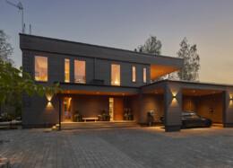 Villa Hirsi on moderni musta hirsitalo