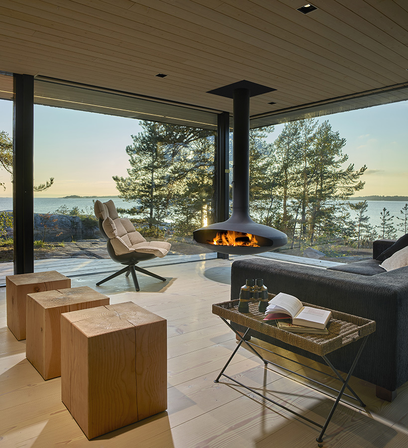Villa Kivi -huvilan olohuoneessa on roikkuva takka