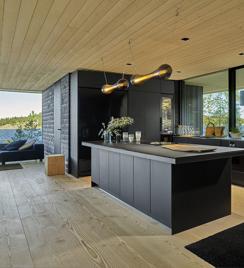 Villa Kivi -huvilan tyylikäs musta keittiö
