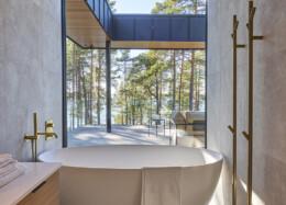 Villa Panoraman kylpyhuoneessa voi nauttia ympäröivästä luonnosta