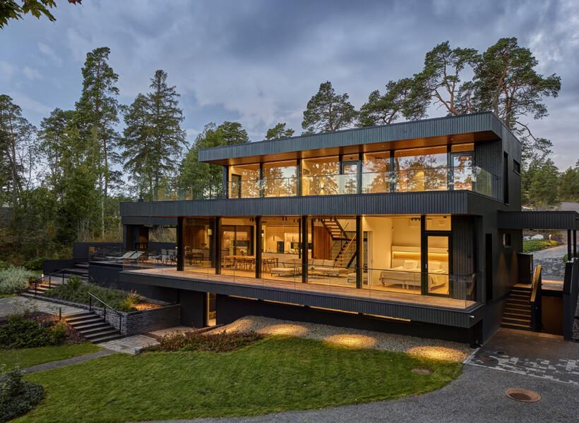 Villa Zee, yksilöllinen ekopuutalo iltavalaistuksessa