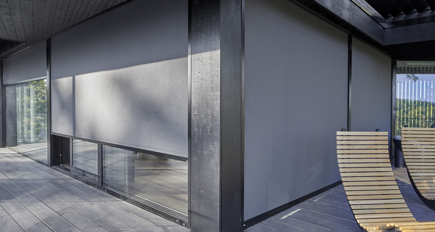 große Fenster mit Sonnenschirmen – 02